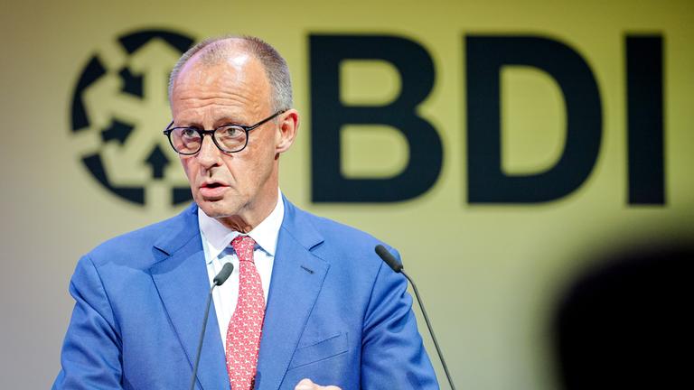  Bundeskanzler Friedrich Merz (CDU) spricht beim Tag der deutschen Industrie. Jährlich treffen sich ranghohe Vertreter aus Politik und Wirtschaft auf der Veranstaltung des Bundesverbandes der Deutschen Industrie