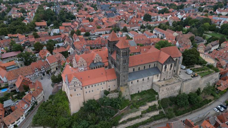 Sachsen-Anhalt, Quedlinburg: Blick auf die Stiftskirche St. Servatius mit Schlossmuseum.