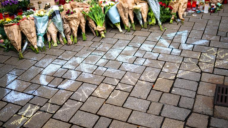 Am Tatort erinnern unzählige Fotos, Blumen und Kerzen an Lorenz, der durch Polizeischüsse tödlich verletzt wurde. Mindestens drei Schüsse trafen den 21-Jährigen am Ostersonntag von hinten. 