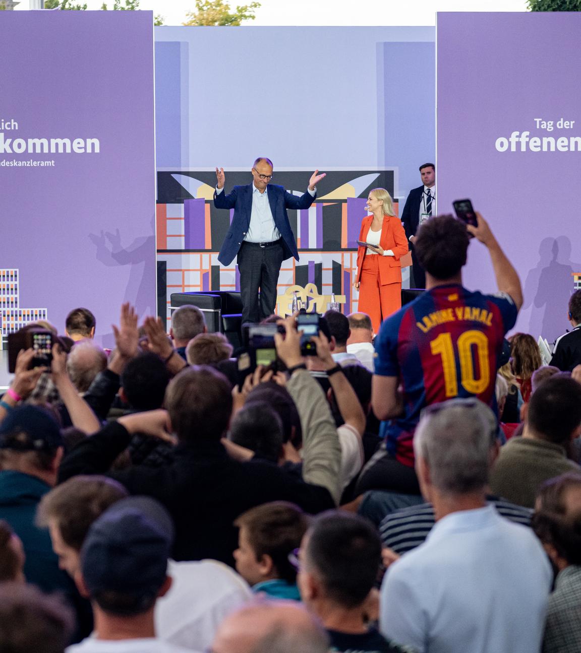 Bundeskanzler Friedrich Merz (CDU) nimmt am Tag der offenen Tür der neuen Bundesregierung im Bundeskanzleramt an einem Bühnengespräch teil. An dem Wochenende besteht die Gelegenheit, einen Blick hinter die Kulissen der Politik zu werfen und sich über die Arbeit der Bundesregierung zu informieren.