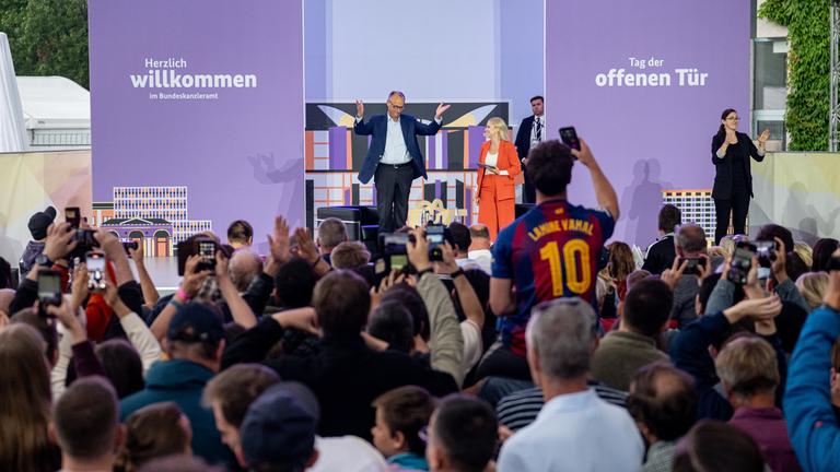 Bundeskanzler Friedrich Merz (CDU) nimmt am Tag der offenen Tür der neuen Bundesregierung im Bundeskanzleramt an einem Bühnengespräch teil. An dem Wochenende besteht die Gelegenheit, einen Blick hinter die Kulissen der Politik zu werfen und sich über die Arbeit der Bundesregierung zu informieren.