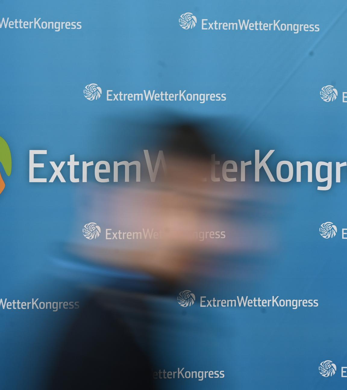  Ein Teilnehmer geht über den 15. Extremwetterkongresses in der Hafencity Universität Hamburg. Der Kongress befasst sich unter anderem mit dem Thema Extremwetter im Klimawandel