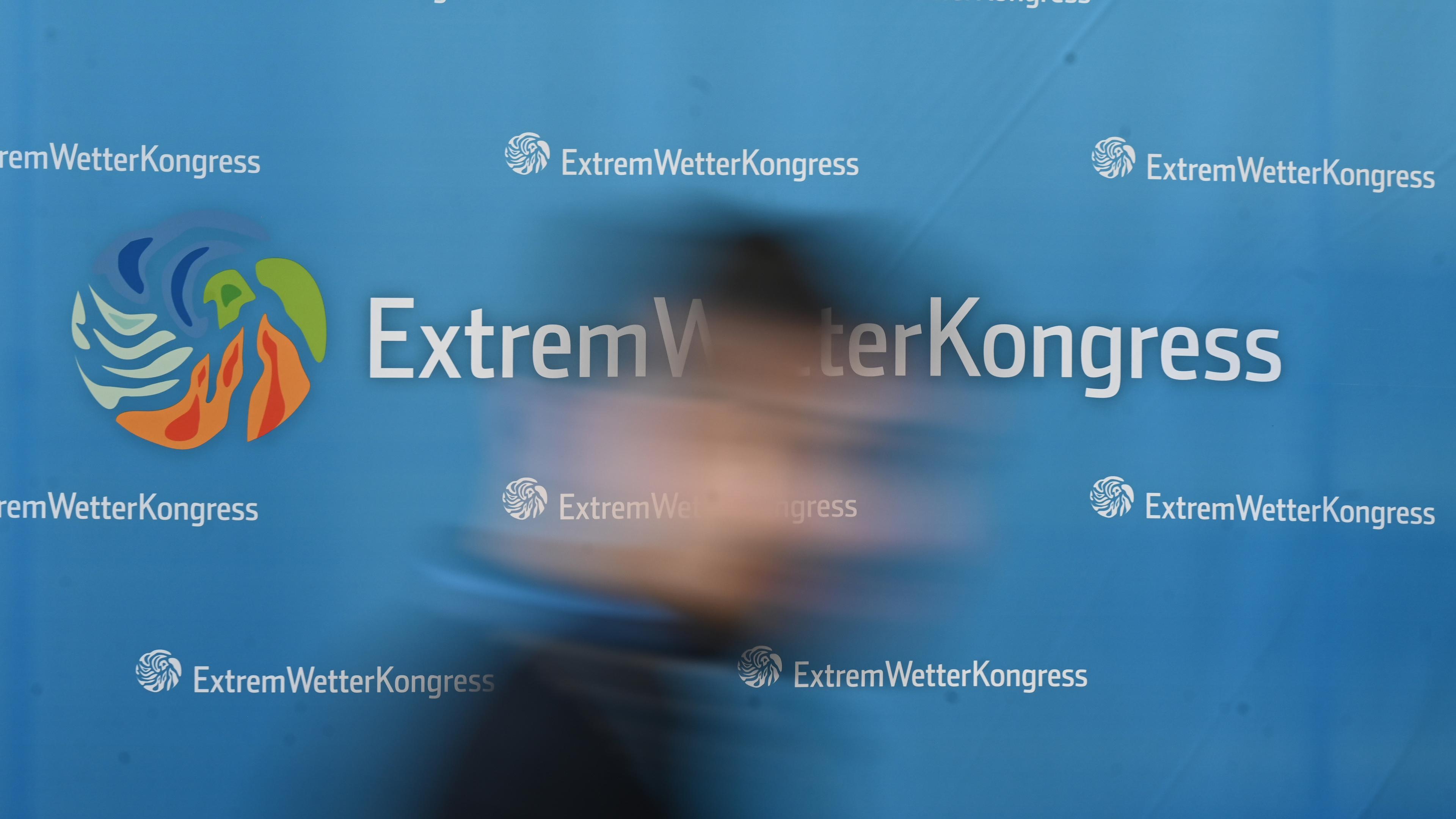  Ein Teilnehmer geht über den 15. Extremwetterkongresses in der Hafencity Universität Hamburg. Der Kongress befasst sich unter anderem mit dem Thema Extremwetter im Klimawandel