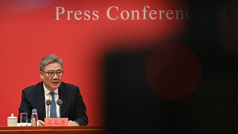China, Peking: Wang Wentao, Handelsminister Chinas, spricht auf einer Pressekonferenz des Zentralkomitees des chinesischen Volkskongresses. Die Kommunistische Partei Chinas hatte zuvor ihr Viertes Plenum beendet, eine mehrtägige Sitzung, bei der in diesem Jahr der kommende Fünfjahresplan besprochen wurde.