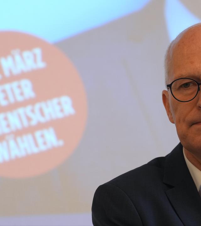 Erster Bürgermeister von Hamburg, spricht im Kurt-Schumacher-Haus über das Bundestagswahlergebnis und die Bürgerschaftswahl am Sonntag.