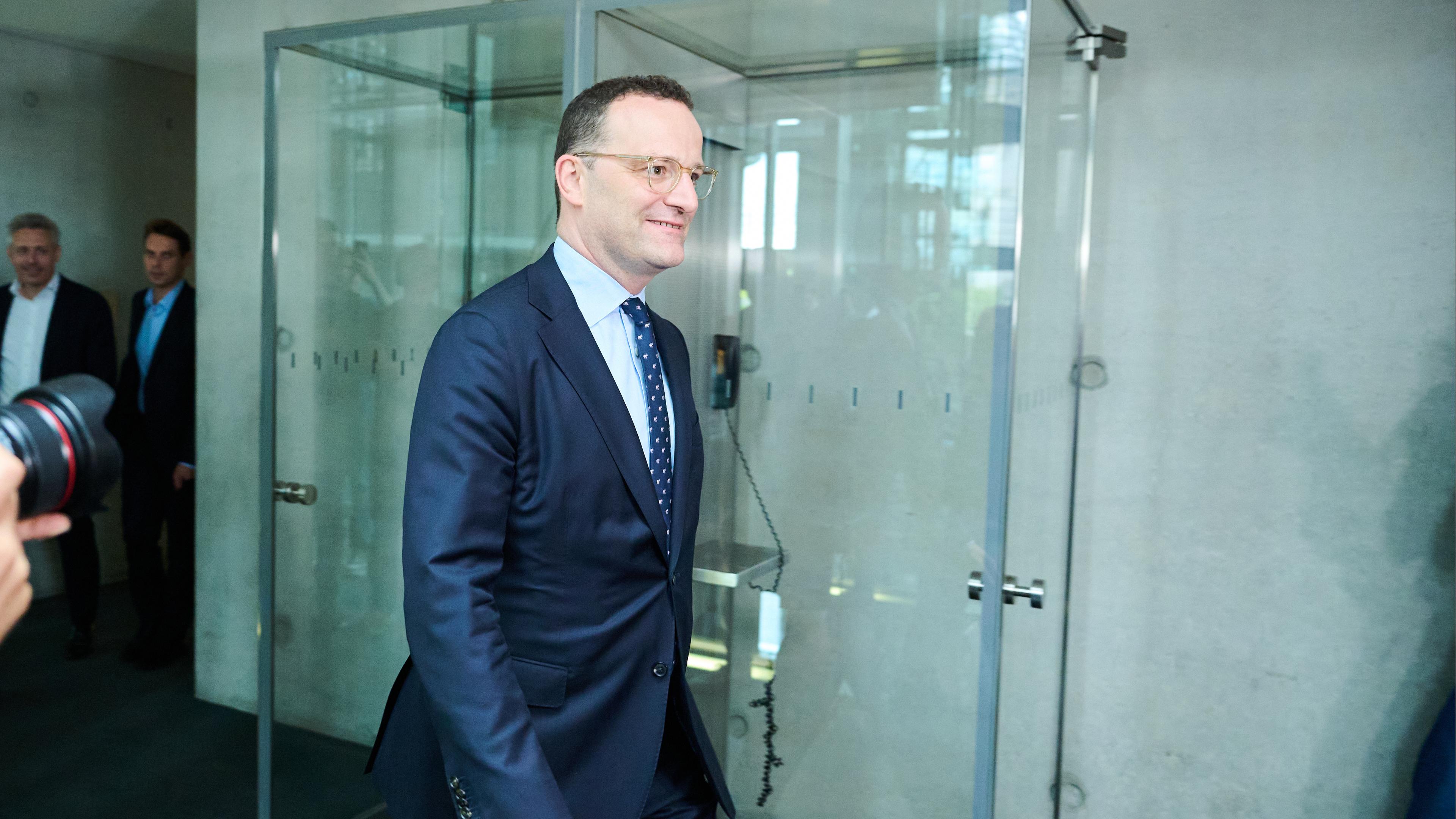 Jens Spahn (CDU), Fraktionsvorsitzender der Bundestagsfraktion seiner Partei und ehemaliger Gesundheitsminister, kommt zum Haushaltsausschuss ins Paul-Löbe-Haus.