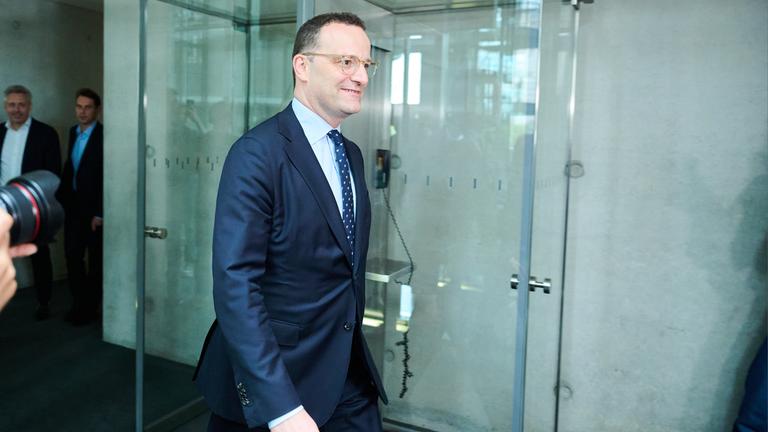 Jens Spahn (CDU), Fraktionsvorsitzender der Bundestagsfraktion seiner Partei und ehemaliger Gesundheitsminister, kommt zum Haushaltsausschuss ins Paul-Löbe-Haus.