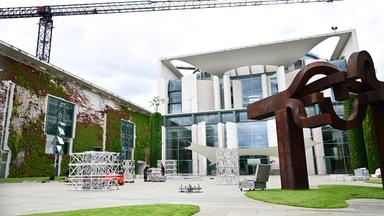 Vor dem Bundeskanzleramt in Berlin a, 25.08.2025 liegen Bühnenteile vom Tag der Offenen Tür der Bundesregierung