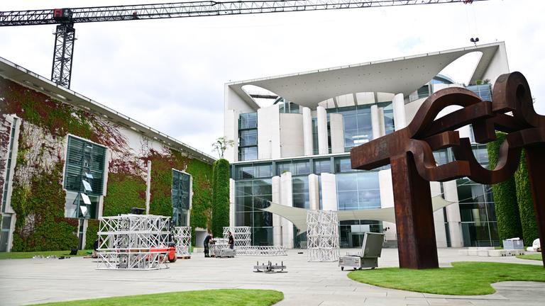 Vor dem Bundeskanzleramt in Berlin a, 25.08.2025 liegen Bühnenteile vom Tag der Offenen Tür der Bundesregierung
