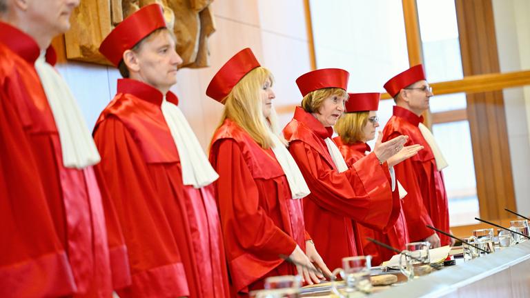 Der Zweite Senat des Bundesverfassungsgericht entscheidet zu einer Verfassungsbeschwerde von sechs FDP-Politikern gegen den 1995 eingeführten Solidaritätszuschlag