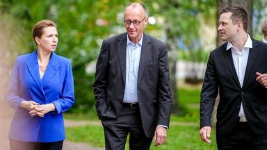 Mette Frederiksen, Ministerpräsidentin von Dänemark, Bundeskanzler Friedrich Merz (CDU) und Jens-Frederik Nielsen, Premierminister von Grönland, kommen zum Treffen der nordischen Regierungschefs aus Finnland, Schweden, Norwegen, Dänemark und Island für ein Familienfoto vor der Burg Turku zusammen.