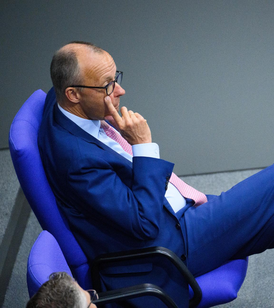 26.09.2025, Berlin: Bundeskanzler Friedrich Merz (CDU) sitzt in der 29. Plenarsitzung der 21. Legislaturperiode im Deutschen Bundestag. In der sogenannten Haushaltswoche des Bundestages geht das Parlament die Einzeletats der Ministerien für den Bundeshaushalt 2026 durch. Nach Beratungen der Etats der Bundesministerien für Arbeit und Soziales, sowie Wirtschaft und Energie folgt heute eine Schlussrunde zum Haushaltsgesetz 2026.