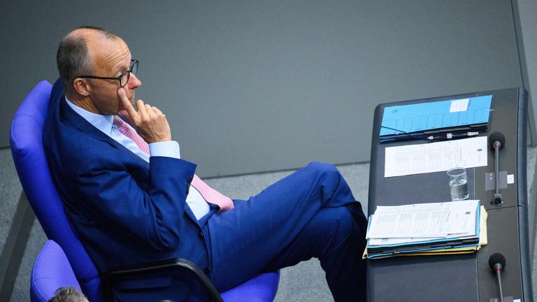 26.09.2025, Berlin: Bundeskanzler Friedrich Merz (CDU) sitzt in der 29. Plenarsitzung der 21. Legislaturperiode im Deutschen Bundestag. In der sogenannten Haushaltswoche des Bundestages geht das Parlament die Einzeletats der Ministerien für den Bundeshaushalt 2026 durch. Nach Beratungen der Etats der Bundesministerien für Arbeit und Soziales, sowie Wirtschaft und Energie folgt heute eine Schlussrunde zum Haushaltsgesetz 2026.