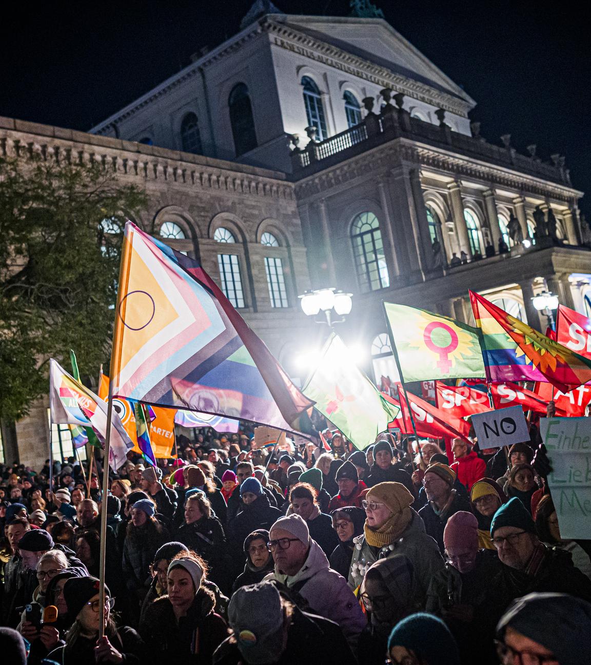  26.10.2025, Niedersachsen, Hannover: Zahlreiche Menschen nehmen an einer Kundgebung auf dem Opernplatz teil. Der Protest richtete sich gegen Aussagen von Bundeskanzler Merz (CDU) zum «Stadtbild» und Migration. Foto: Moritz Frankenberg/dpa