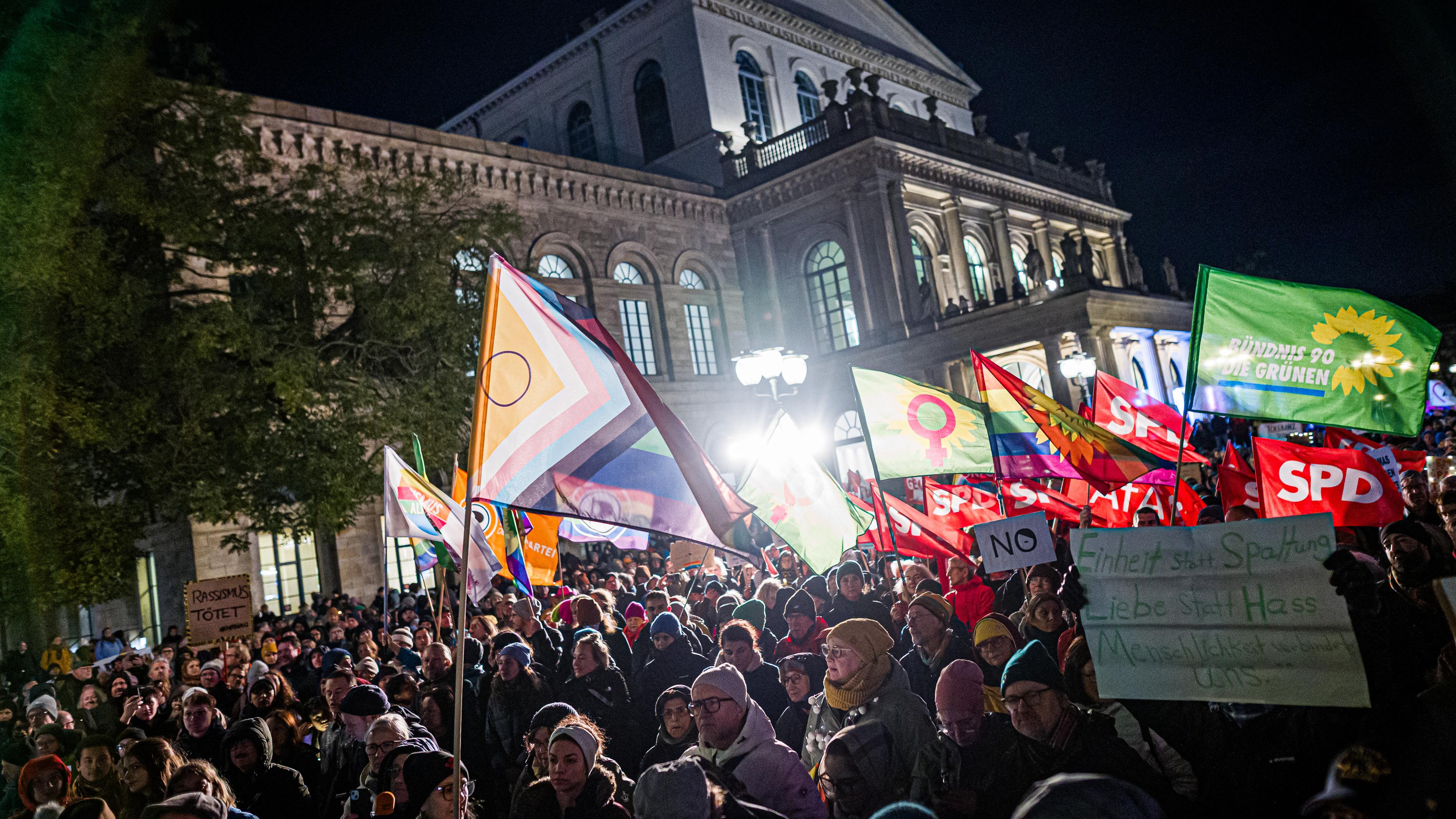  26.10.2025, Niedersachsen, Hannover: Zahlreiche Menschen nehmen an einer Kundgebung auf dem Opernplatz teil. Der Protest richtete sich gegen Aussagen von Bundeskanzler Merz (CDU) zum «Stadtbild» und Migration. Foto: Moritz Frankenberg/dpa