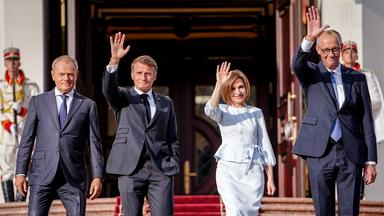 27.08.2025, Moldau, Chisinau: Donald Tusk (l-r), Ministerpräsident von Polen, Frankreichs Präsident Emmanuel Macron, Maia Sandu, Präsidentin der Republik Moldau, und Bundeskanzler Friedrich Merz (CDU), kommen vor dem Präsidentenpalast für das Familienfoto zusammen. Anlass ist der 34. Unabhängigkeitstag der früheren Sowjetrepublik mit ihren heute 2,6 Millionen Einwohnern.