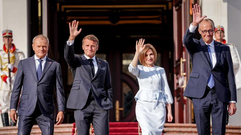 27.08.2025, Moldau, Chisinau: Donald Tusk (l-r), Ministerpräsident von Polen, Frankreichs Präsident Emmanuel Macron, Maia Sandu, Präsidentin der Republik Moldau, und Bundeskanzler Friedrich Merz (CDU), kommen vor dem Präsidentenpalast für das Familienfoto zusammen. Anlass ist der 34. Unabhängigkeitstag der früheren Sowjetrepublik mit ihren heute 2,6 Millionen Einwohnern.