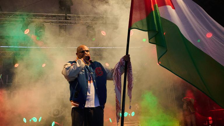 Rapper Massiv nimmt an der Demonstration «All Eyes on Gaza - Stoppt den Genozid» am großen Stern teil, während er auf der Bühne singt. Die Demo wird von der Palästinensischen Gemeinde Deutschland, Eye4Palestine, Medico international und Amnesty International, veranstaltet.