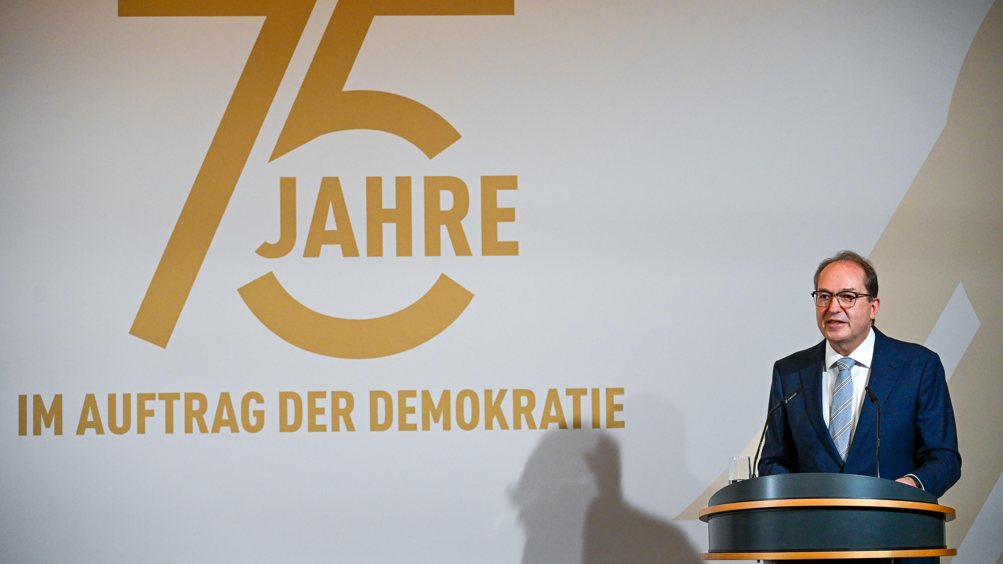 27.10.2025, Berlin: Alexander Dobrindt (CSU), Bundesinnenminister, spricht während des Festaktes zum 75-jährigen Bestehen des Bundesamtes für Verfassungsschutz. Foto: Soeren Stache/dpa