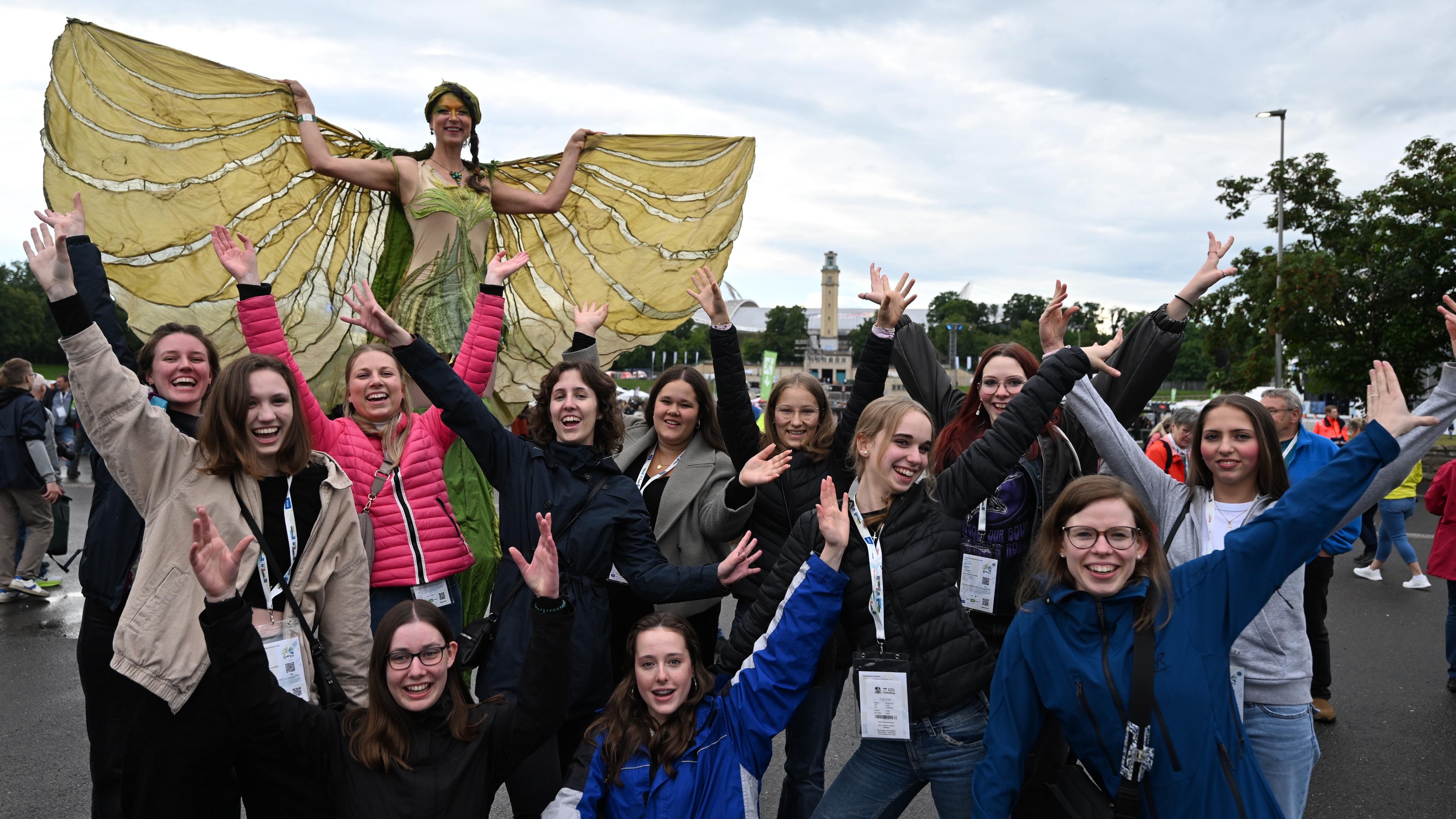  Turnerinnen des Turnvereins Lipperode aus Nordrhein-Westfalen kommen zur Eröffnung des Deutschen Turnfests in Leipzig. Das Fest soll bis zum Sonntag (01.06.2025) ein Event für Sportler, Familien und Publikum werden. Parallel dazu wird die Turn-Europameisterschaft ausgetragen. Das Internationale Deutsche Turnfest gehört nach Angaben der Veranstalter zu den größten Breitensportereignissen weltweit. 