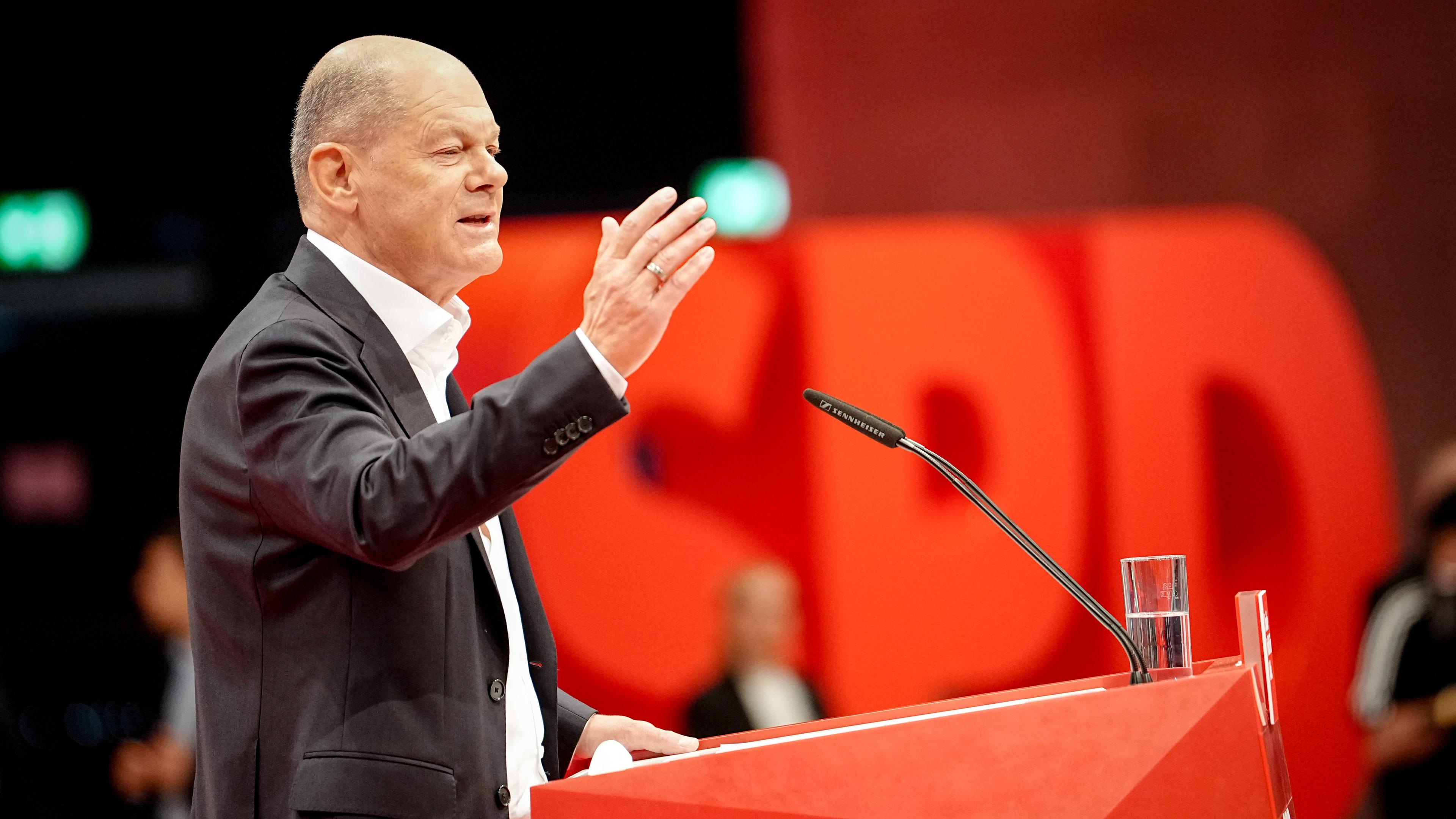 Olaf Scholz (SPD), ehemaliger Bundeskanzler, spricht beim SPD-Bundesparteitag. Auf dem Parteitag will die SPD ein neues Präsidium wählen sowie einen Programmprozess anstoßen. 