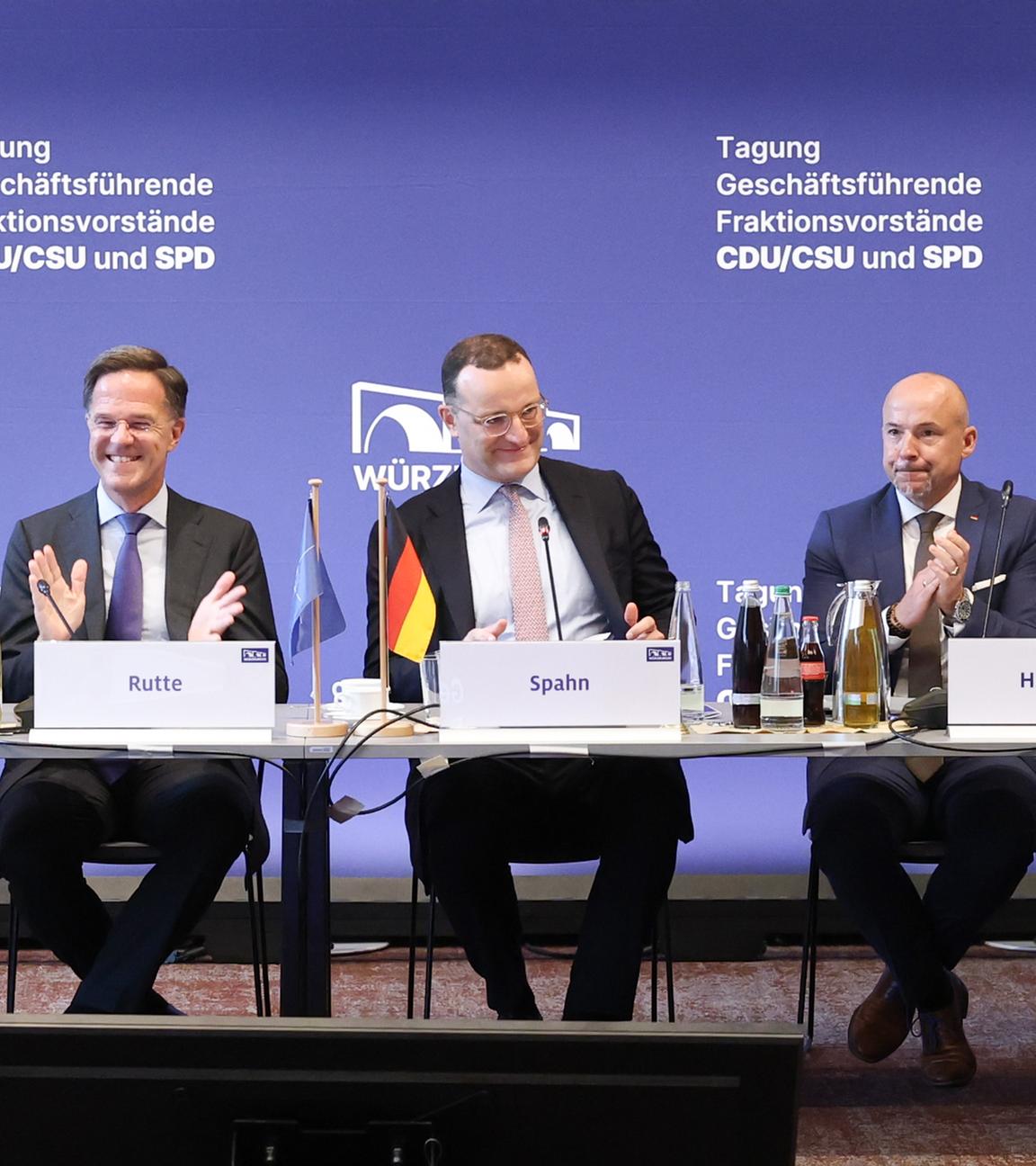 Die drei Fraktionsvorsitzenden Matthias Miersch (2.v.l., SPD), Jens Spahn (M.r., CDU), und Alexander Hoffmann (3.v.r., CSU) eröffnen mit Nato-Generalsekretär Mark Rutte (M.l.) die Klausurtagung der Geschäftsführenden Fraktionsvorstände im Bundestag.