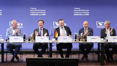 Die drei Fraktionsvorsitzenden Matthias Miersch (2.v.l., SPD), Jens Spahn (M.r., CDU), und Alexander Hoffmann (3.v.r., CSU) eröffnen mit Nato-Generalsekretär Mark Rutte (M.l.) die Klausurtagung der Geschäftsführenden Fraktionsvorstände im Bundestag.