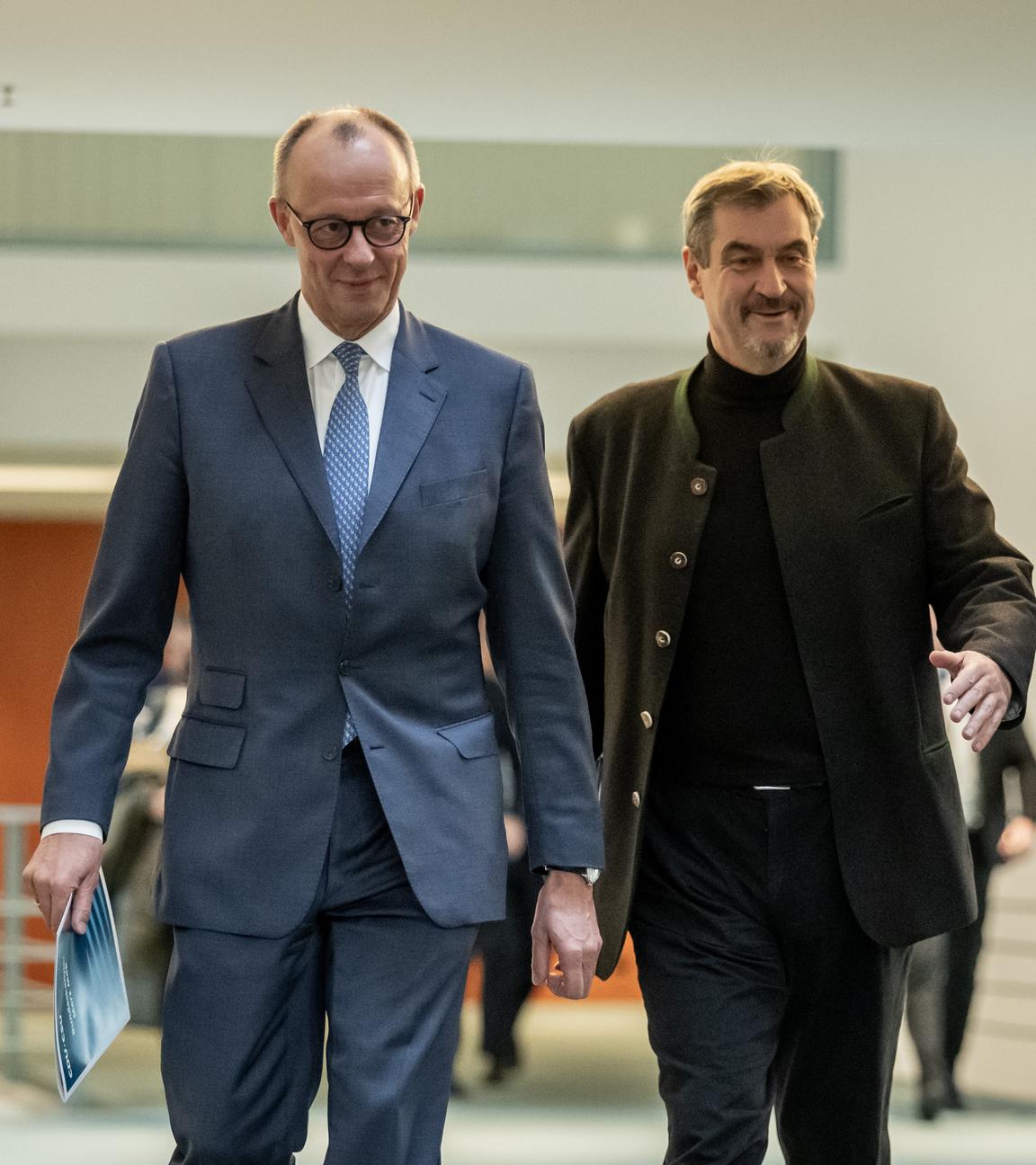 Berlin: Bundeskanzler Friedrich Merz (l-r, CDU), Markus Söder (CSU), Ministerpräsident von Bayern und CSU-Vorsitzender, und Lars Klingbeil (SPD), Bundesminister der Finanzen, kommen zur Pressekonferenz der Koalitionsspitzen zu den Ergebnissen des Koalitionsausschusses. Bei den Beratungen der Spitzen von Union und SPD stand das Thema Rente im Mittelpunkt.