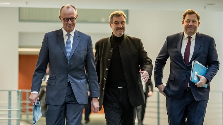 Berlin: Bundeskanzler Friedrich Merz (l-r, CDU), Markus Söder (CSU), Ministerpräsident von Bayern und CSU-Vorsitzender, und Lars Klingbeil (SPD), Bundesminister der Finanzen, kommen zur Pressekonferenz der Koalitionsspitzen zu den Ergebnissen des Koalitionsausschusses. Bei den Beratungen der Spitzen von Union und SPD stand das Thema Rente im Mittelpunkt.