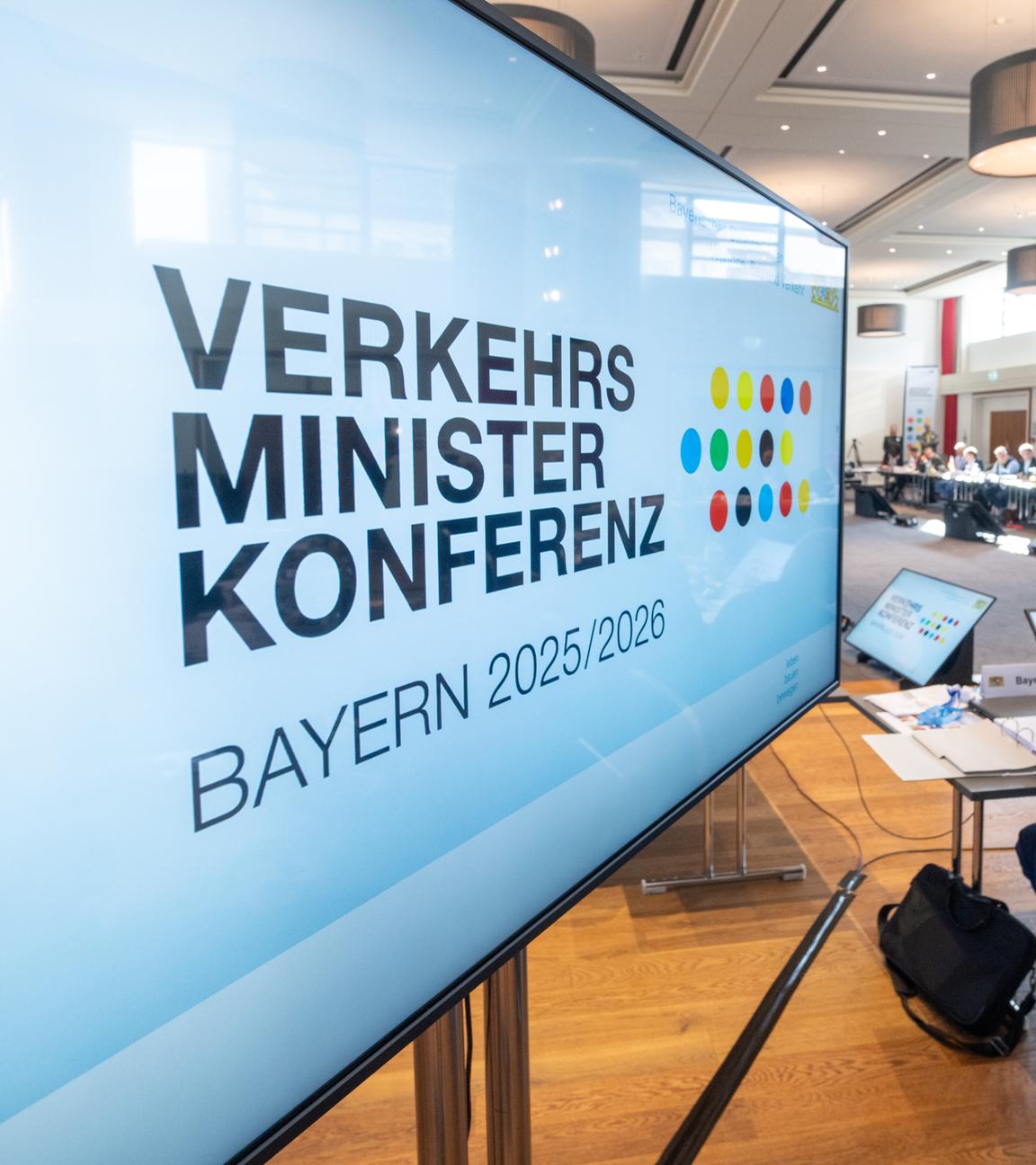 Bayern, Straubing: ÂVerkehrsministerkonferenz Bayern 2025/2026Â steht auf dem Monitor bei der Tagung von Bund und Ländern. Diskutiert werden unter anderem Infrastrukturfonds, Deutschlandticket, Schienenverkehr, E-Mobilität, Fahrschulreform und Luftverkehr