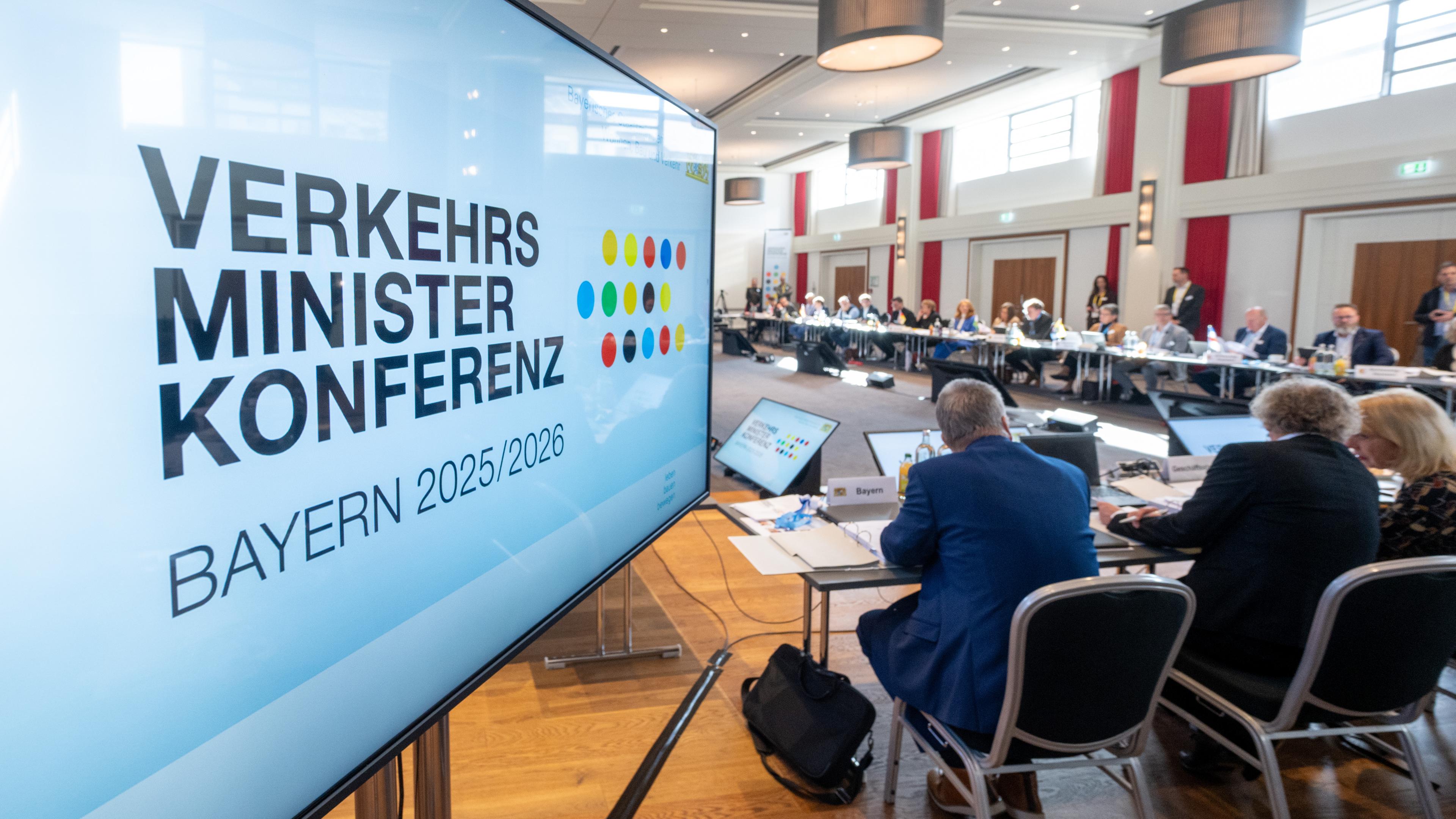 Bayern, Straubing: ÂVerkehrsministerkonferenz Bayern 2025/2026Â steht auf dem Monitor bei der Tagung von Bund und Ländern. Diskutiert werden unter anderem Infrastrukturfonds, Deutschlandticket, Schienenverkehr, E-Mobilität, Fahrschulreform und Luftverkehr