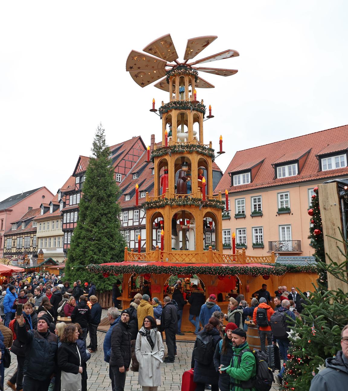 Besucher von «Advent in den Höfen» gehen über den Weihnachtsmarkt in der Adventsstadt Quedlinburg
