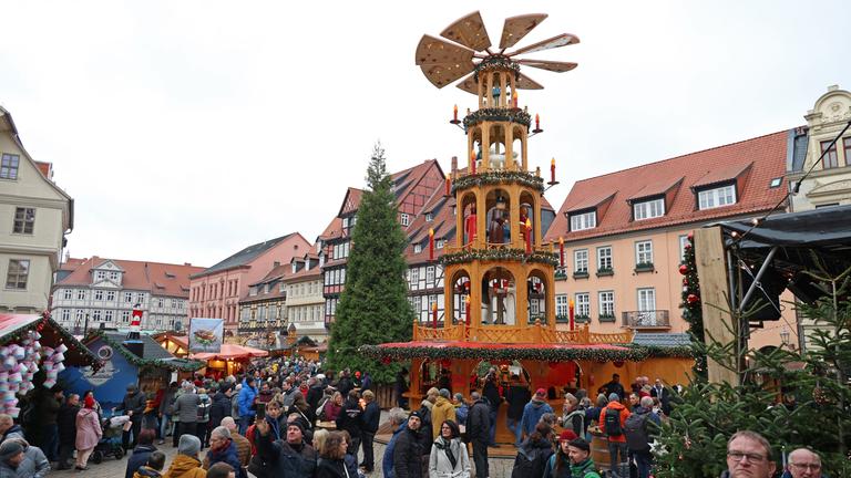 Besucher von «Advent in den Höfen» gehen über den Weihnachtsmarkt in der Adventsstadt Quedlinburg