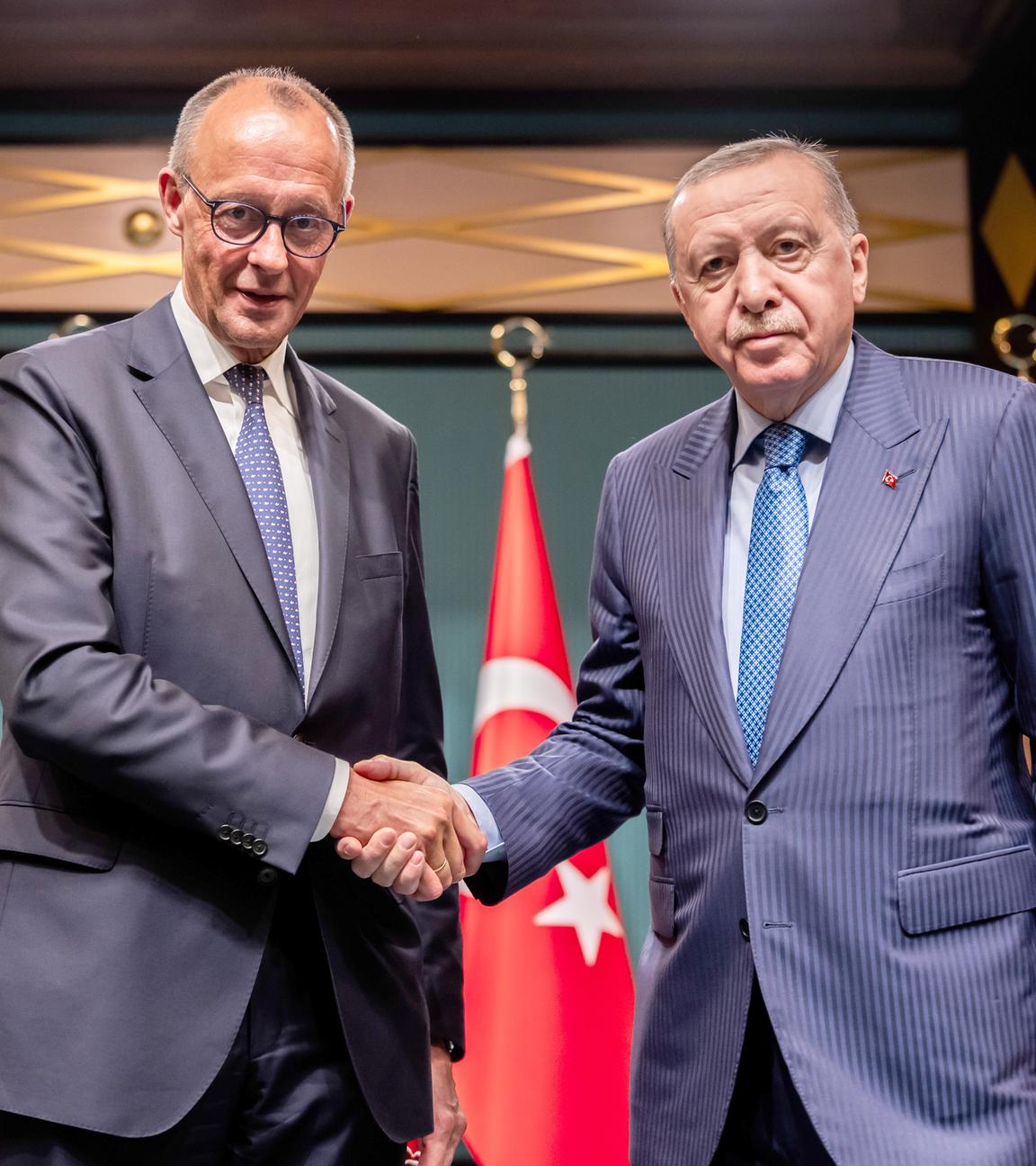 Bundeskanzler Friedrich Merz (CDU) steht mit Recep Tayyip Erdogan (r), Präsident der Türkei, nach der Pressekonferenz nach den Gesprächen im Präsidialpalast.