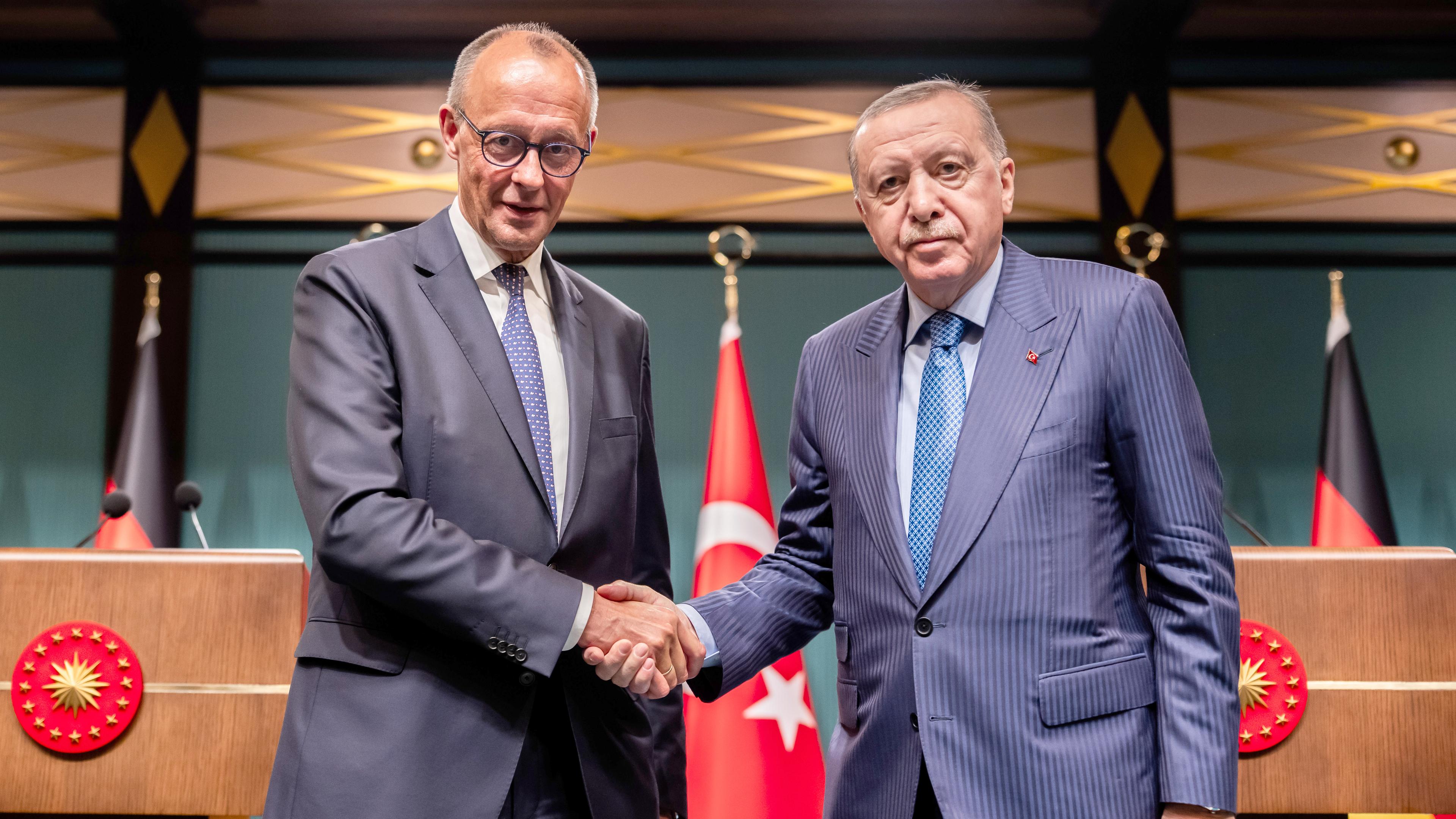 Bundeskanzler Friedrich Merz (CDU) steht mit Recep Tayyip Erdogan (r), Präsident der Türkei, nach der Pressekonferenz nach den Gesprächen im Präsidialpalast.