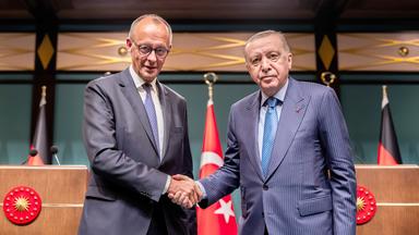 Bundeskanzler Friedrich Merz (CDU) steht mit Recep Tayyip Erdogan (r), Präsident der Türkei, nach der Pressekonferenz nach den Gesprächen im Präsidialpalast.