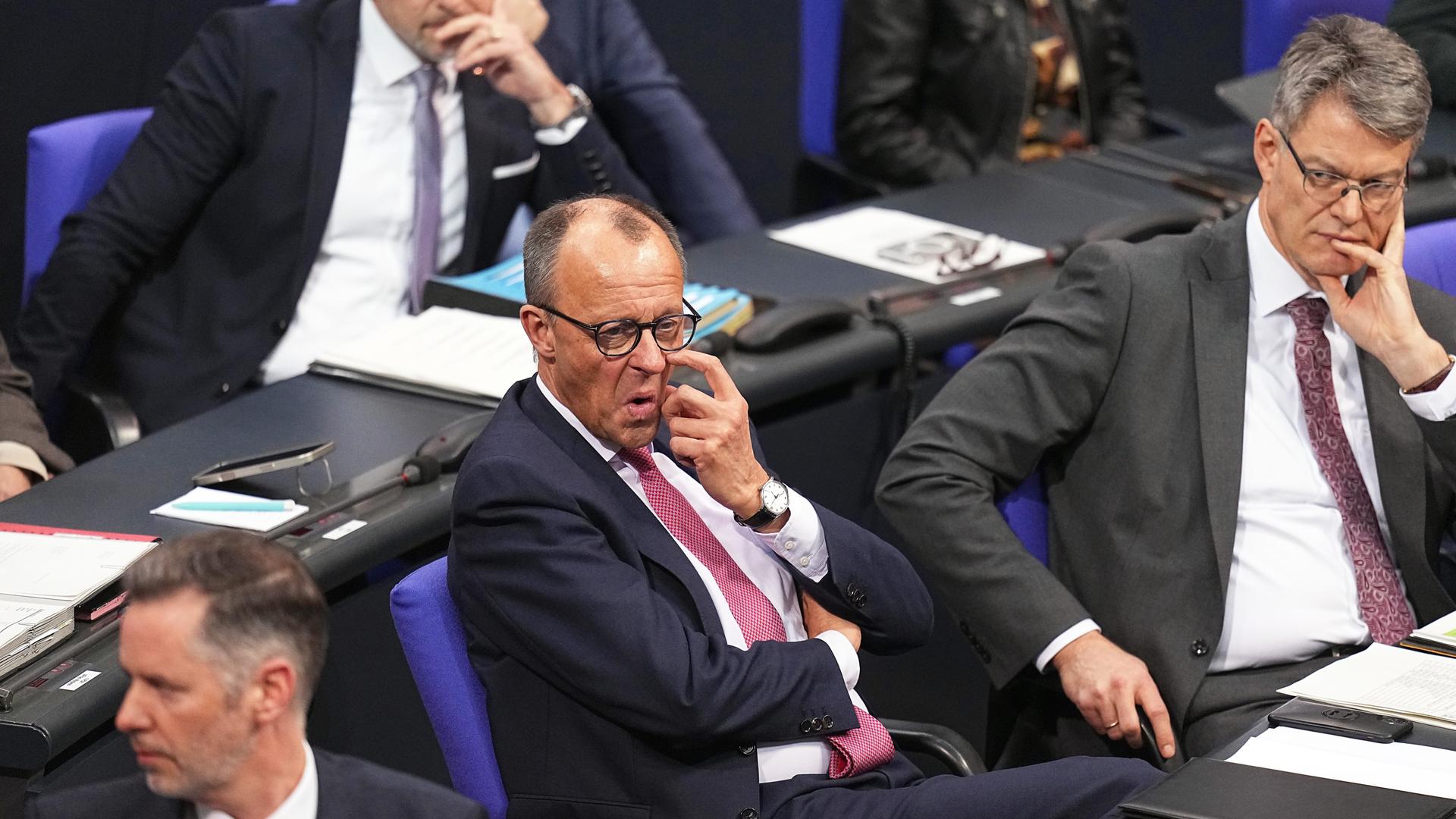 Merz reagiert auf Debatte im Bundestag.