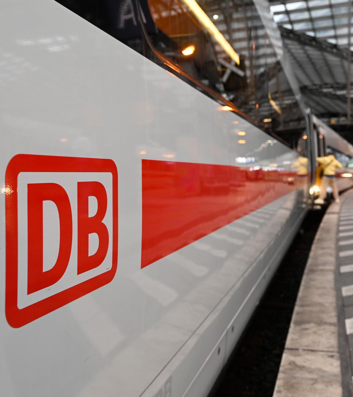Ein ICE-Zug der Deutschen Bahn steht im Kölner Hauptbahnhof. Die Deutsche Bahn stellt heute auf einer Pressekonferenz ihre Halbjahres-Bilanz vor.