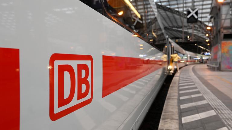 Ein ICE-Zug der Deutschen Bahn steht im Kölner Hauptbahnhof. Die Deutsche Bahn stellt heute auf einer Pressekonferenz ihre Halbjahres-Bilanz vor.