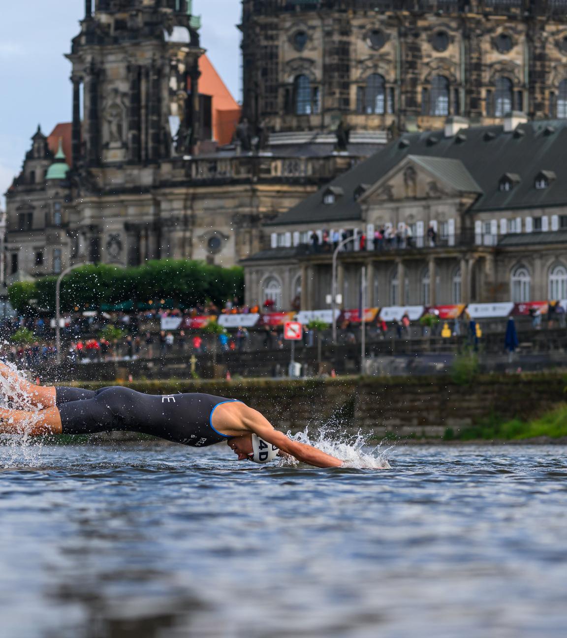 Dresden: Triathlon: Ein Athlet springt in die Elbe
