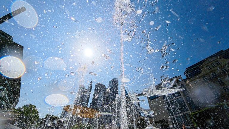 Wasserfontänen schießen auf dem Rathenauplatz vor der Hochhauskulisse in die Höhe