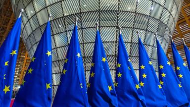 EU Flaggen stehen vor dem Gipfeltreffen EU-Westbalkan im Foyer der Europäischen Union.