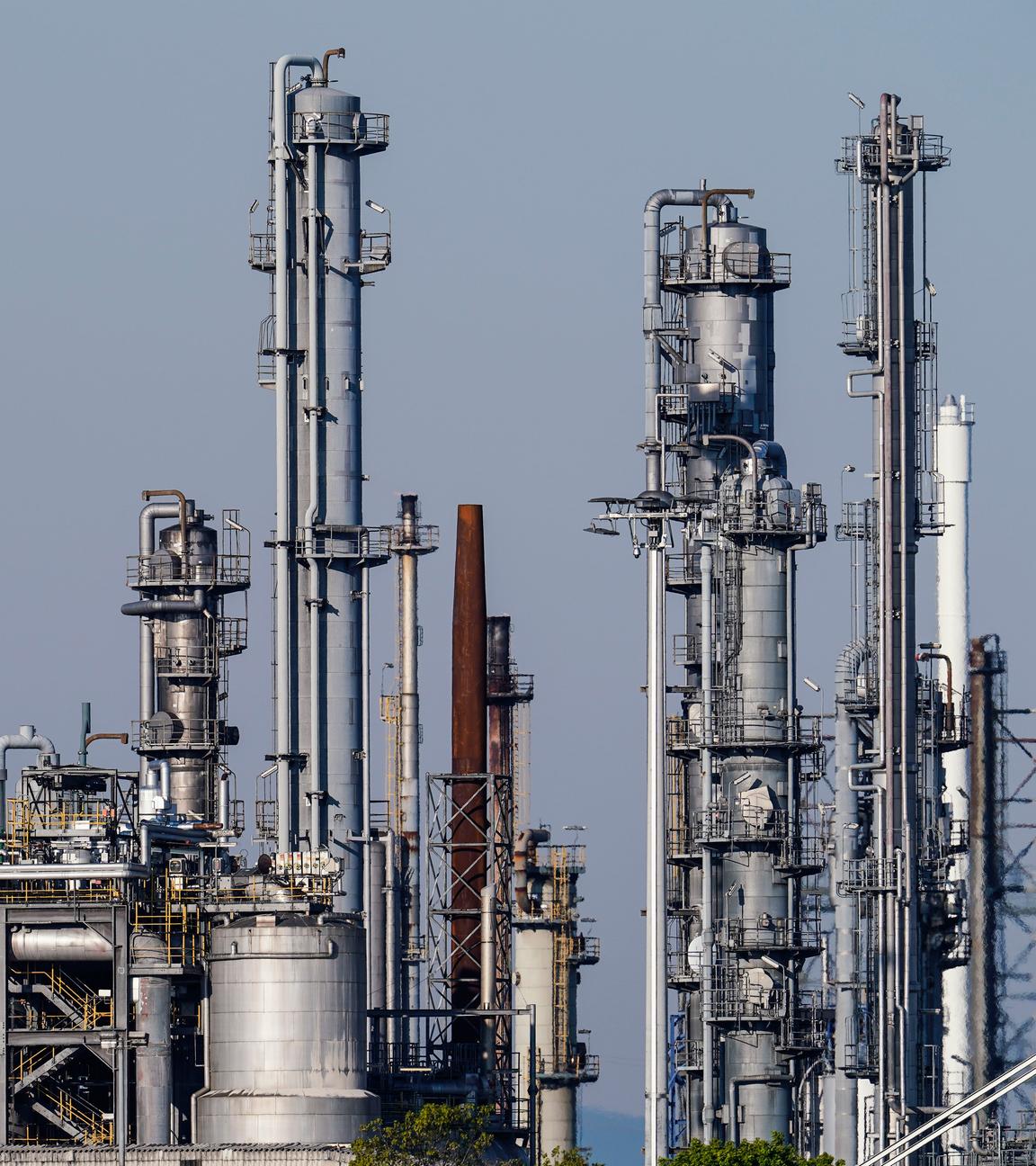 Industrieanlagen stehen auf dem Werksgelände des Chemiekonzerns BASF