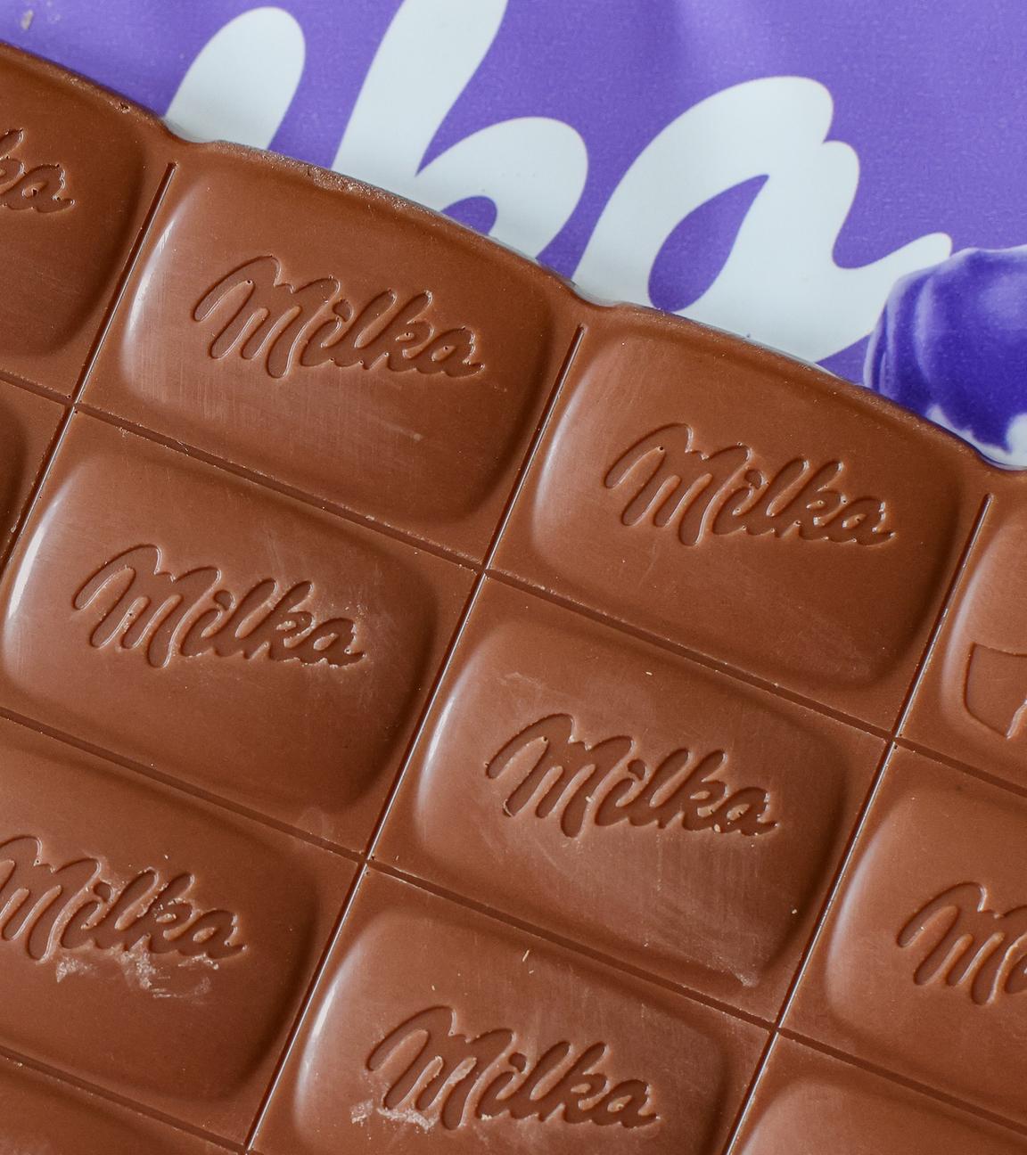: Eine Tafel Alpenmilch-Schokolade von Milka liegt auf einem Tisch