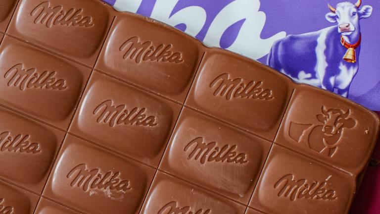 : Eine Tafel Alpenmilch-Schokolade von Milka liegt auf einem Tisch