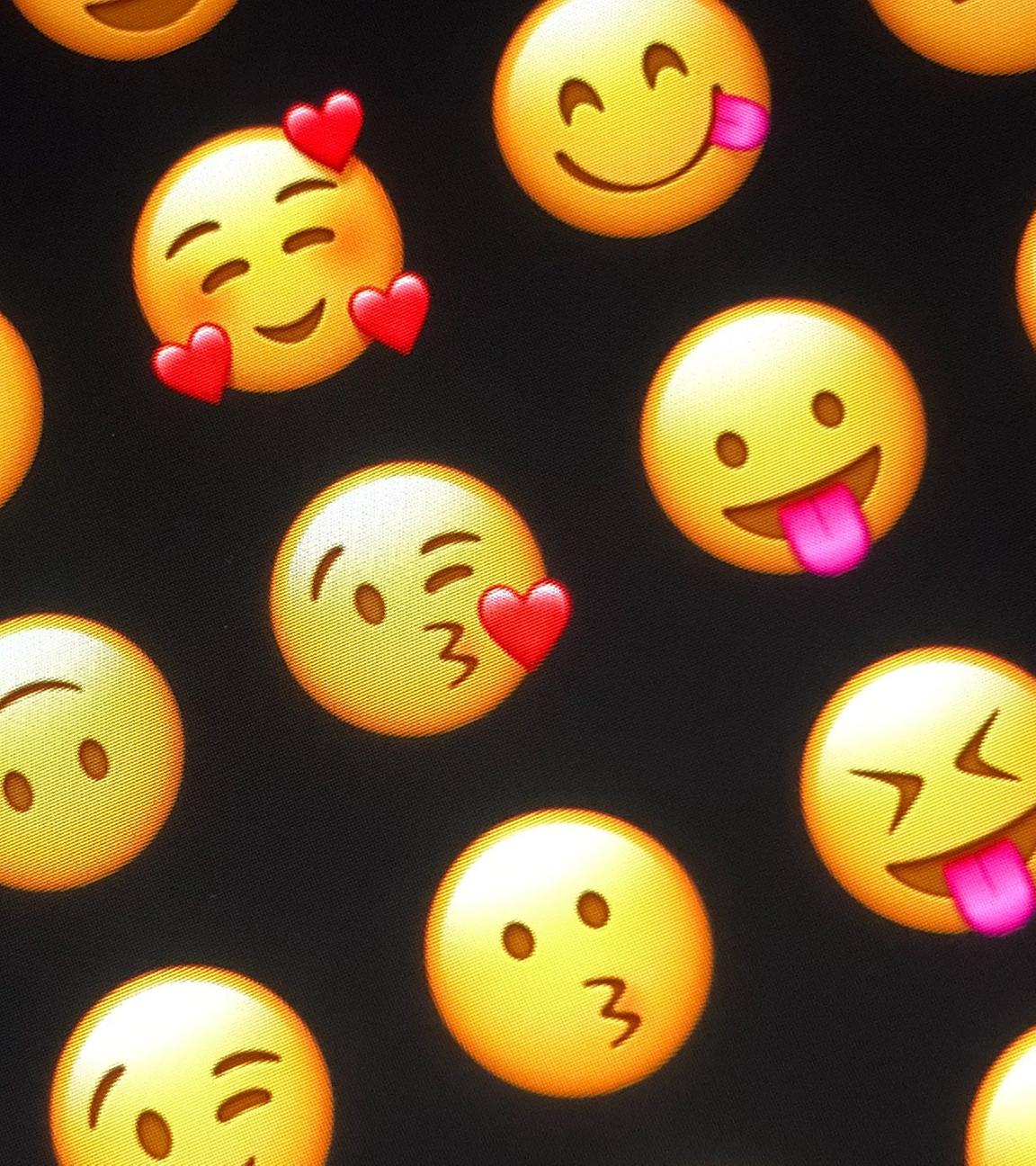 09.07.2020, Berlin: Emojis auf einem Smartphone