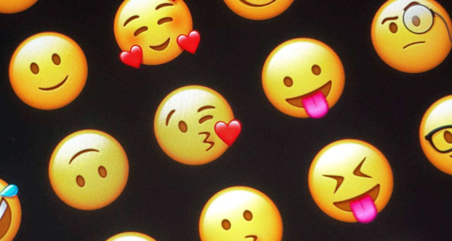 09.07.2020, Berlin: Emojis auf einem Smartphone