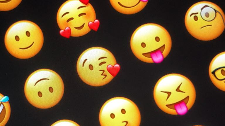 09.07.2020, Berlin: Emojis auf einem Smartphone