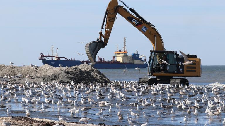 Niedersachsen, Norderney: Blick auf eine Sandaufspülung am Weststrand der Insel. Kurz vor dem Beginn der Sturmflutsaison hat der Küstenschutz in Niedersachsen letzte Baustellen abgeschlossen. Die Sturmflutsaison dauert in der Regel von Oktober bis März.