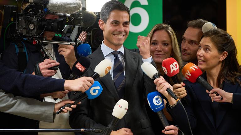 Rob Jetten (M), Vorsitzender der Demokraten 66, D66, feiert einen Tag nach der Parlamentswahl im Repräsentantenhaus.